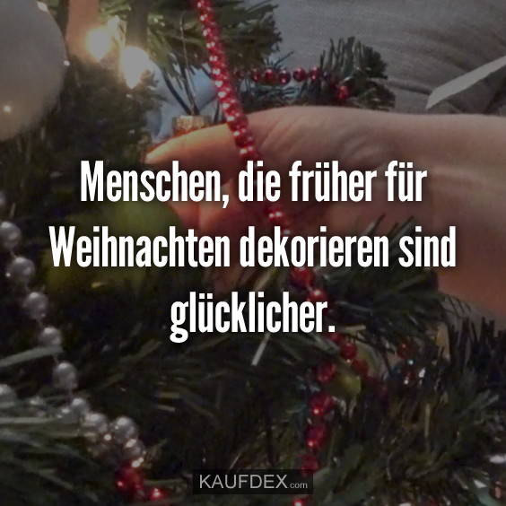 Menschen, die früher für Weihnachten dekorieren…